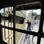 Colocar cámaras y rejas en las peatonales, así como contratar guardias ha sido una necesidad para los vecinos de Guayacanes.