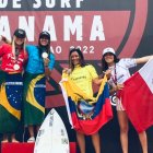 Mimi con la bandera de Ecuador posa con las dueñas del podio del campeonato en la categoría Open Damas de Panamá.