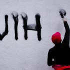 Ciudad de México. Una persona portadoras de VIH pinta una fachada.