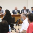 La Defensoría del Pueblo inauguró este mecanismo para hallar solución a la falta de medicinas. Faltó el delegado de Finanzas.