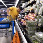 Un cliente mira alimentos en un Walmart en Washington, DC, EE.UU., hoy, 15 de agosto de 2022.