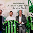 Emmanuel Martínez sostiene la camiseta del América Mineiro de Brasil.