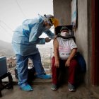 Un enfermero de la posta médica del Cerro El Agustino coloca a un residente una vacuna en Lima (Perú).Imagen de archivo. EFE/Paolo Aguilar