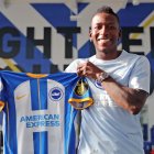 Pervis Estupiñán muestra la camiseta del Brighton.