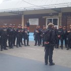 Hecho. El grupo de uniformados en el establecimiento.