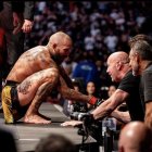 Chito Vera conversando con el presidente de la UFC, Dana White, luego de vencer a Dominick Cruz