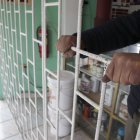 Tras las rejas. Así se protegen los habitantes del Camal Metropolitano, tanto en negocios como viviendas, por los niveles delictivos.