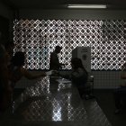 Vista de un puesto de votación en la favela Vila do João, Río de Janeiro, en una fotografía de archivo. EFE/Marcelo Sayão
