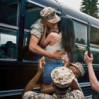 La tragedia hace que la falsa relación entre Cassie, aspirante a músico, y Luke, un marine que está a punto de irse a Irak, se transforme en algo muy real.