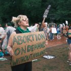 Fotografía de archivo fechada el 9 de julio de 2022 de personas protestando frente a la Casa Blanca para defender el aborto legal, en Washington (EE.UU).