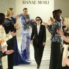 La diseñadora japonesa Hanae Mori es aplaudida por sus modelos tras la presentación de su colección Primavera/Verano 2004 en París.