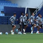 Los jugadores de Emelec se alistan para enfrentar a Deportivo Cuenca en el estadio Capwell.