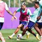 Gonzalo Plata (segundo desde la derecha) acusó nuevos problemas físicos y se perderá el partido contra Sevilla