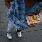 Centro. En La Mariscal es común ver a niños que acompañan a sus madres vendedoras. Ellos piden monedas.