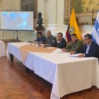 Una pantalla con propaganda policial acompañó la rueda de prensa