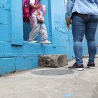 Realidad. EXPRESO comprobó, ayer, que padres de familia fueron a recoger a sus hijos al centro educativo.