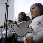 Integrantes del Coro Hijos e hijas de la Paz realizan una presentación hoy, en Bogotá (Colombia)