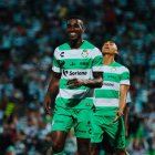 Félix Torres, defensa ecuatoriano del Santos, celebra su gol ante el León.