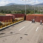Fotografía del 18 de agosto de 2022 que muestra los contenedores que permanecen bloqueando el Puente Internacional de Tienditas que conecta el estado Táchira (Venezuela) con el departamento de Norte de Santander (Colombia).