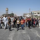 Un grupo de sirios protesta contra los llamamientos turcos a la reconciliación entre los rebeldes y el gobierno sirio, en la aldea de Al-Mastumah, siete kilómetros al sur de Idlib, Siria, el 12 de agosto de 2022.
