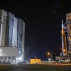 El cohete SLS con una cápsula Orión, parte de la misión Artemis 1.