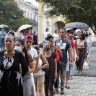 Personas acuden a rendir homenaje hoy, a los bomberos y personas fallecidas en el incendio de la base de supertanqueros de Matanzas (Cuba). EFE/Ernesto Mastrascusa