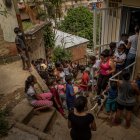 CARACAS (VENEZUELA), 19/08/2022.- FotografÍa del 17 de agosto del 2022 donde se observa a un grupo de personas aguardar para recibir asistencia de la organización no gubernamental "Caritas", en un comedor de ayuda a personas con escasos recursos dentro de una barriada, en Caracas (Venezuela). Mientras la idea de la recuperación retumba en un país lleno de conciertos internacionales y nuevas empresas, "siguen existiendo necesidades" y "es más importante que nunca que la comunidad internacional continúe mostrando solidaridad con el pueblo venezolano", o al menos así lo advirtió este mes el jefe humanitario de la ONU, Martin Griffiths, tras una visita a la nación caribeña. EFE/ Miguel Gutiérrez
