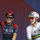 Richard Carapaz (i), ciclista ecuatoriano de Ineos, durante la Vuelta a España.