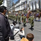 Oportunidad. Ciudadanos que transitaban o hacían gestiones por la Plaza de la Independencia aprovecharon para observar el repaso del acto que recuerda a los héroes independentistas.