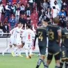 Los jugadores de Liga de Quito celebran el gol anotado por Tomás Molina, en el primer tiempo.