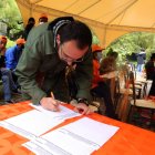 Acto. Técnicos Chocó Andino recogen firmas para la consulta popular para impida la minería metálica.