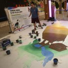 Artistas dibujan un condor en un centro comercial, el 19 de agosto de 2022, en Quito (Ecuador).