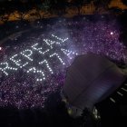 Imagen de archivo de manifestantes reproduciendo de manera luminosa en una manifestacion su reivindicación de suspender la ley que sancionaba el sexo entre hombres.