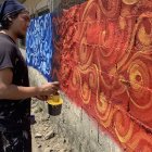 En el sector donde dos niños fallecieron, Rodríguez pintó el mural por la paz.