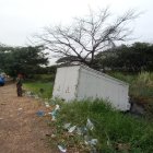 El camión que se volcó en las calles de Sauces 3 transportaba helados.