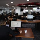 Personas trabajan en la sede de la Bolsa de Valores de Colombia, en Bogotá (Colombia), en una fotografía de archivo.