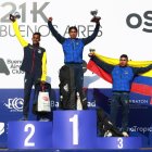 Vásconez (c), Vicente Loza (i) y Segundo Jami en el podio enteramente tricolor.