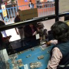 1. Caja. En la estación El Recreo, cuatro personas cobran los pasajes y venden ticketeras de alimentadores. El registro es manual.