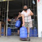 Botellones. La venta de agua en botella tiene alta demanda ante la falta del líquido por tubería.