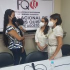 Grace Solano, madre de un paciente infantil, dialoga con Isabel Franco y Mariana Martínez, de la Fundación Nacional de Fibrosis Quística en la sede de la entidad.