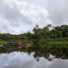 Personas son vistas sobre la Laguna Grande de Cuyabeno en el Parque Nacional Yasuní, en una fotografía de archivo.