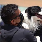 El entrenador de perros Edgar Martínez, abraza a su mascota Orly durante una manifestación contra el maltrato animal hoy, en estado de Querétaro (México).