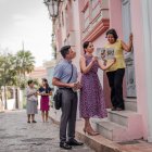 Actividad.- Los testigos de Jehová se caracterizan por llevar el mensaje bíblico de casa en casa.