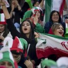 Las mujeres asisten por primera vez desde la Revolución a un partido de fútbol en Teherán