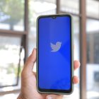 Un dispositivo móvil abriendo la aplicación de Twitter