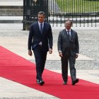 El presidente del gobierno de España, Pedro Sánchez (i), junto al presidente de Colombia, Gustavo Petro, asiste a una ceremonia de honores militares hoy, en Bogotá (Colombia).