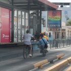 Entre las principales imprudencias está el ir por vías rápidas, junto a los carros, o invadir el carril exclusivo para los buses de la Metrovía.