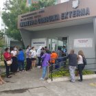 Usuarios esperan su turno para ingresar al Hospital Abel Gilbert, del Ministerio de Salud Pública, en Guayaquil.