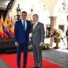 El presidente de Ecuador, Guillermo Lasso, recibe al presidente del Gobierno de España, Pedro Sánchez, hoy, en el Palacio de Gobierno, en Quito (Ecuador). Sánchez se encuentra en una visita oficial de un día en Ecuador.