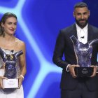 La jugadora del Barcelona Alexia Putellas (L) y el jugador del Real Madrid el francés Karim Benzema (R) posan con sus premios a los mejores jugadores de Europa.
